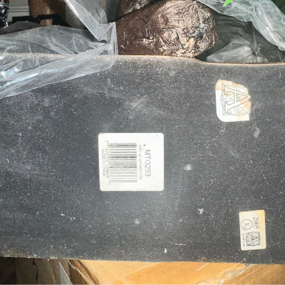 Vintage decor of a woman and a bird - Picture 9 of 10